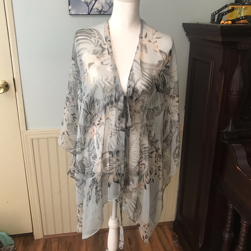 NWT Beautiful sheer floral pattern top One size